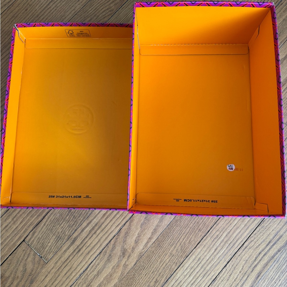 Tory Burch packaging - Picture 3 of 8